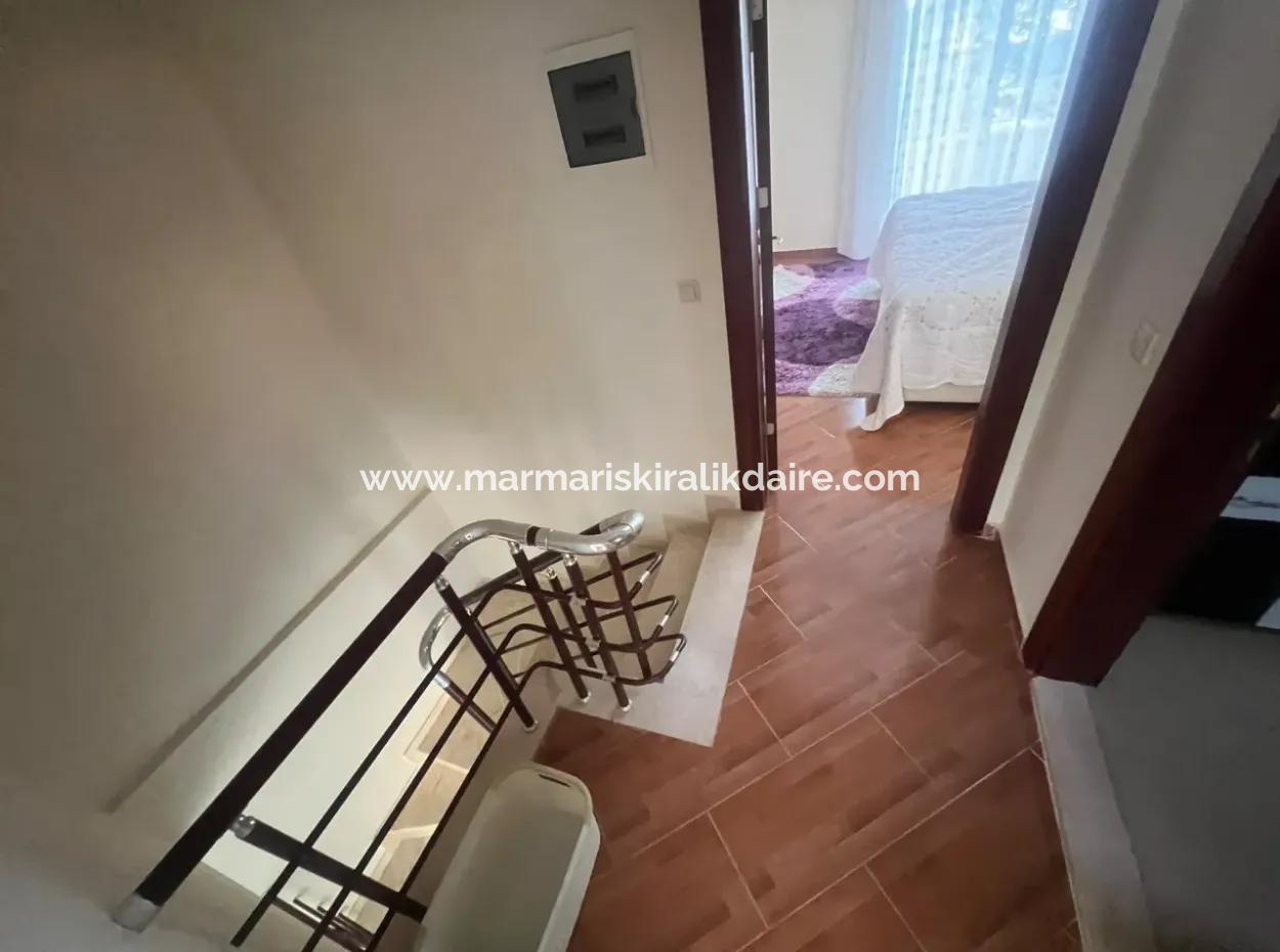 Unsere Maisonette-Wohnung Mit 2 Zimmern Und 1 Wohnzimmer In Einem Komplex Mit Pool In Marmaris İçmeler Steht Zum Verkauf.