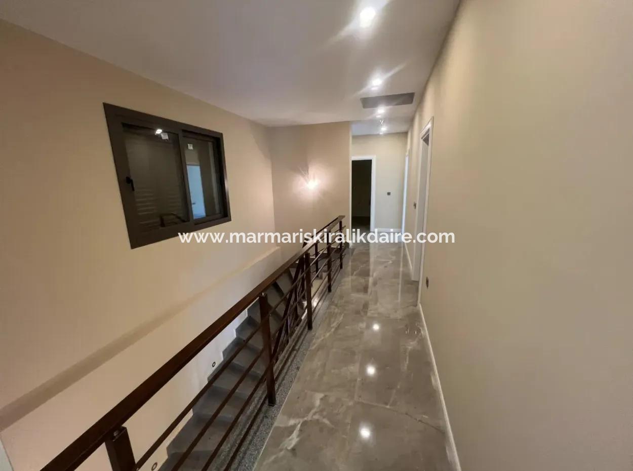 Ultra-Luxusvilla Zum Verkauf Im Viertel Icmeler Im Stadtteil Marmaris, 4 Zimmer, 4 Bäder, 240M2 Mit Swimmingpool, Auf Einem Komplett Freistehenden 450M2 Großen Grundstück Mit Waldblick