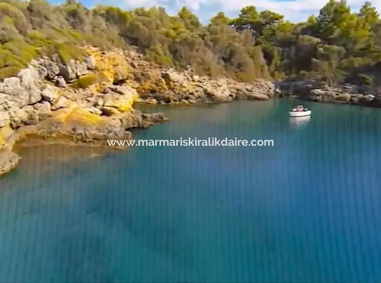 Die Zum Verkauf Stehende Insel Im Golf Von Gökova Im Bezirk Marmaris Hat Eine Grundstücksfläche Von 365000M2 Und Es Befindet Sich Ein Eingetragenes Haus Darin.