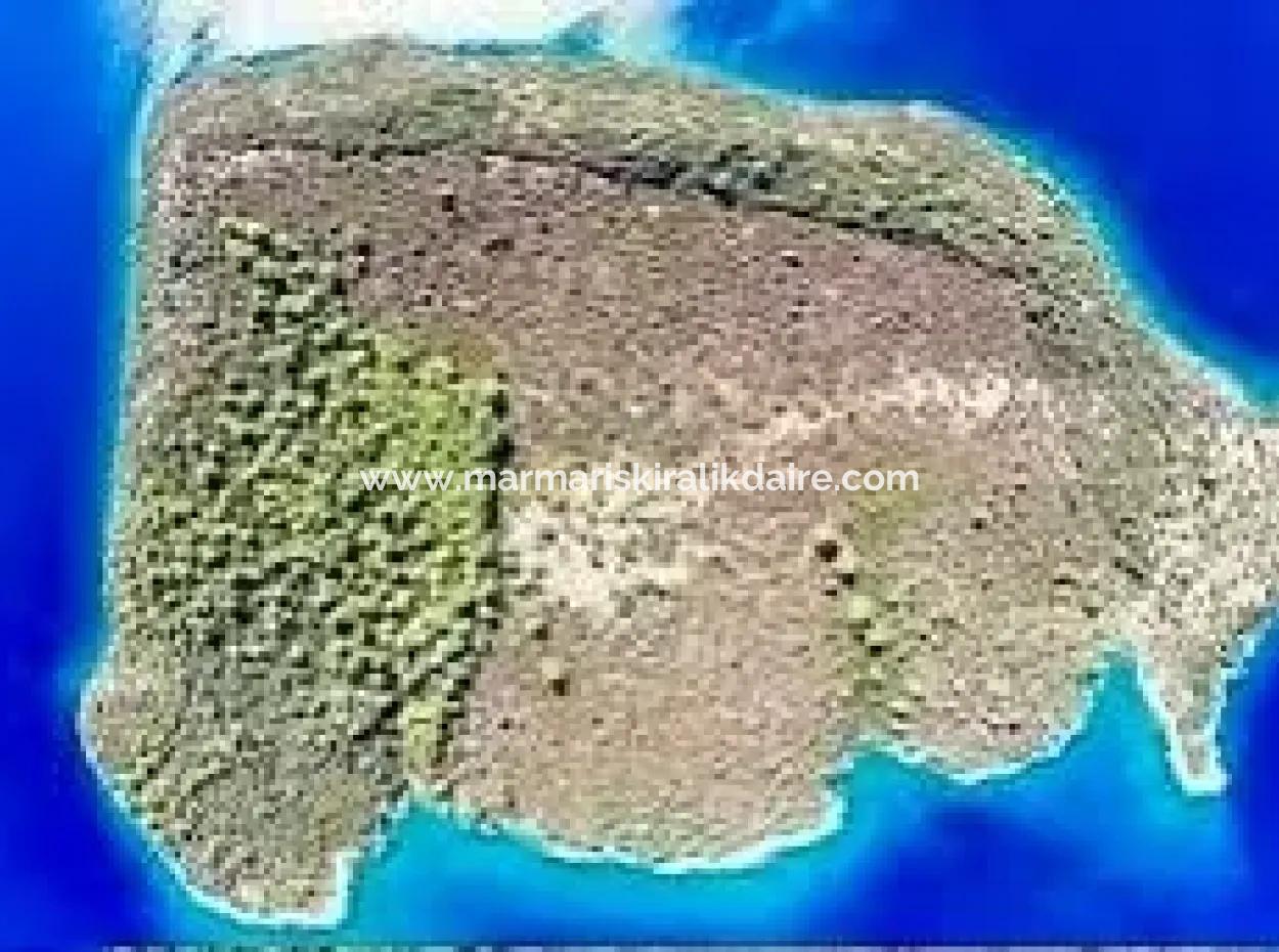 Die Zum Verkauf Stehende Insel Im Golf Von Gökova Im Bezirk Marmaris Hat Eine Grundstücksfläche Von 365000M2 Und Es Befindet Sich Ein Eingetragenes Haus Darin.