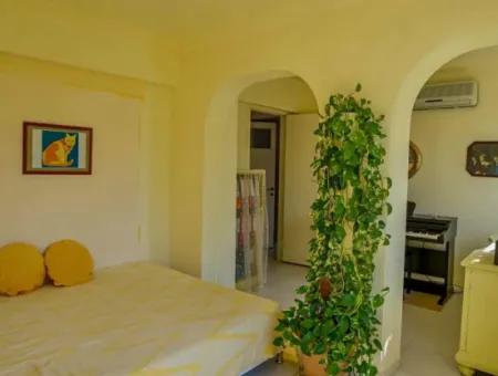 2 Zimmer 1 Wohnzimmer 106M2 Villa Wohnung Zum Verkauf In Herrlicher Lage Am Meer Im Zentrum Von Marmaris