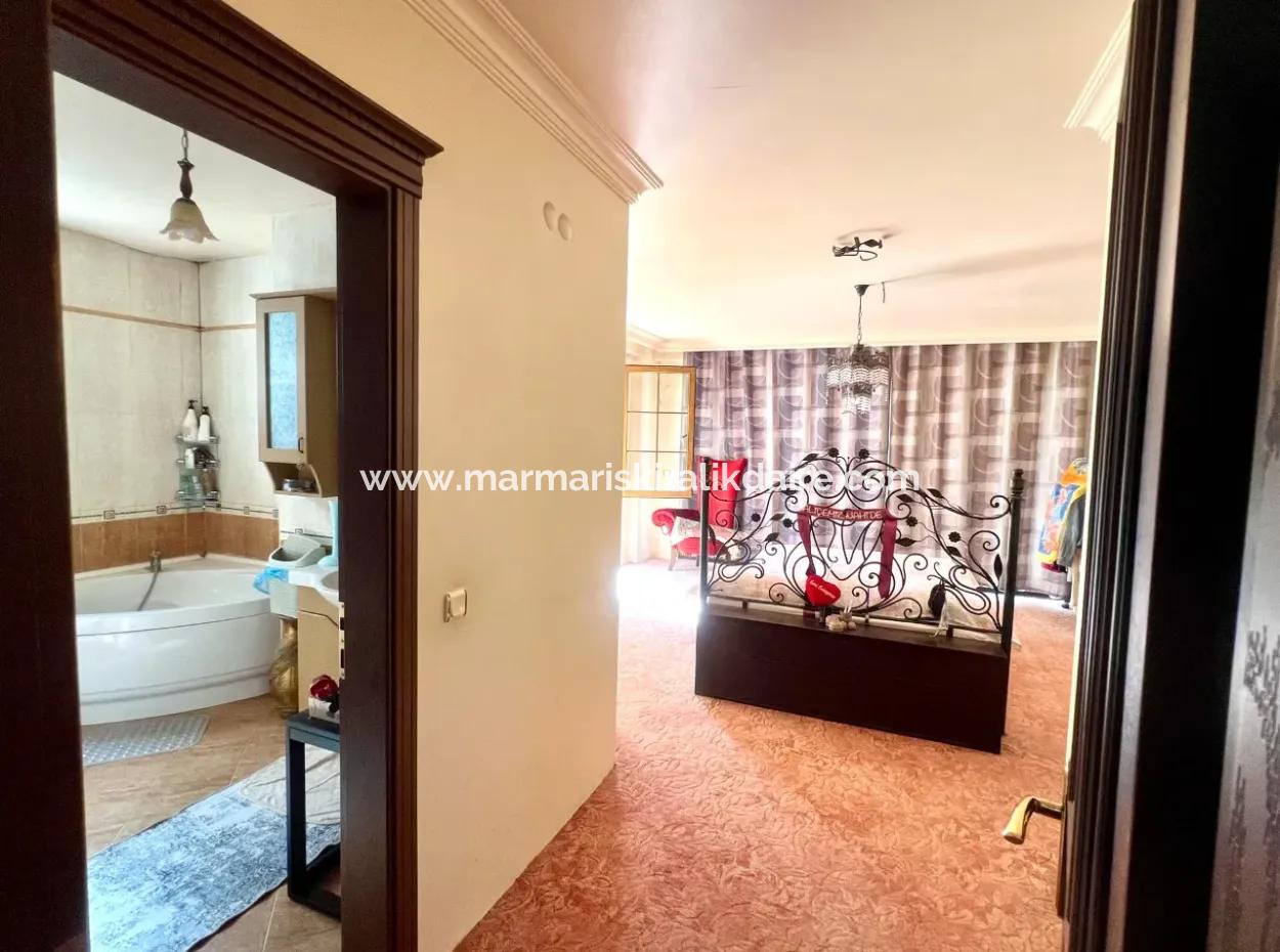 Marmaris Armutalan Mevkiisinde 900M2 Arsa Payı Mevcut 4 Oda 2 Salon 5 Banyo 450M2 Satılık Konak