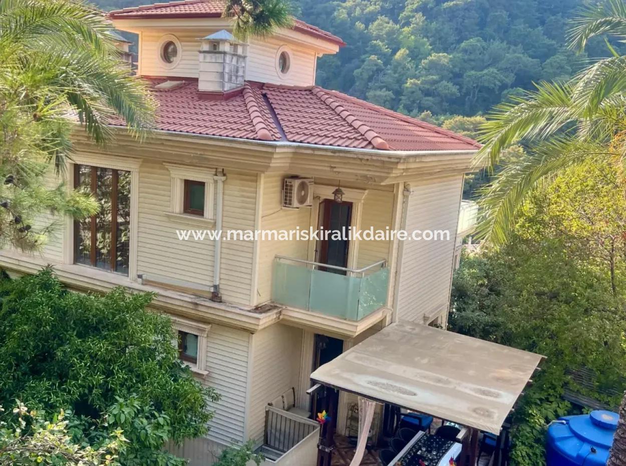 Marmaris Armutalan Mevkiisinde 900M2 Arsa Payı Mevcut 4 Oda 2 Salon 5 Banyo 450M2 Satılık Konak