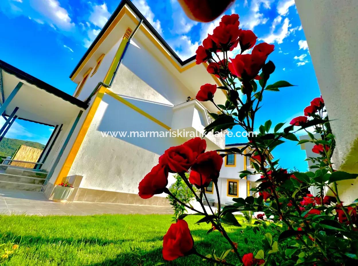 Marmaris Çetibeli,Nde 780M2 Arsa İçerisinde 3 Adet Yüzme Havuzu Ve Çocuk Havuzu Ve Bakıcı Evi Mevcut  Satılık Villa