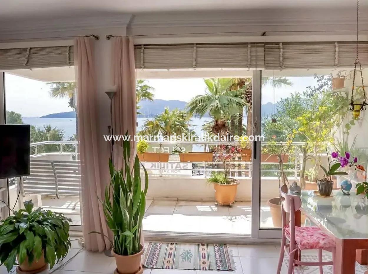 Marmaris Merkezde Denize Sıfır Muhteşem Bir Lokasyonda 2 Oda 1 Salon 106M2 Satılık Yalı Dairesi