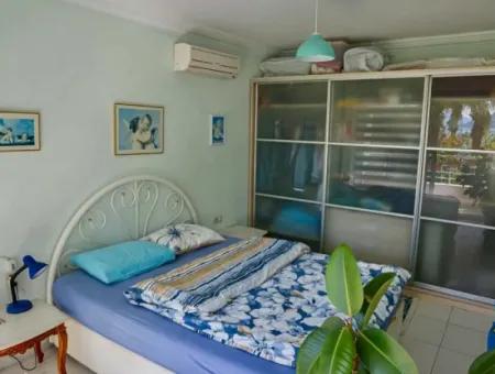 Marmaris Merkezde Denize Sıfır Muhteşem Bir Lokasyonda 2 Oda 1 Salon 106M2 Satılık Yalı Dairesi